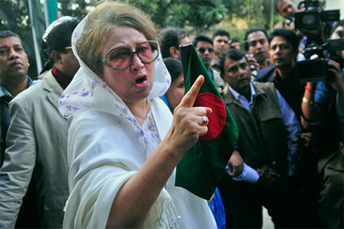 La ex primera ministra y líder de la oposición de Bangladesh, Khaleda Zía La ex primera ministra de Bangladesh condenada a cinco años de cárcel